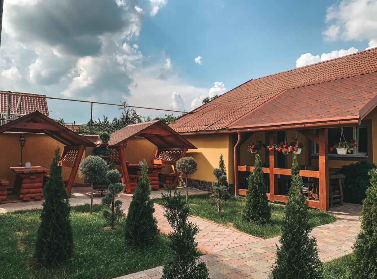 Forsage Hostel Uzhhorod Bagian luar foto