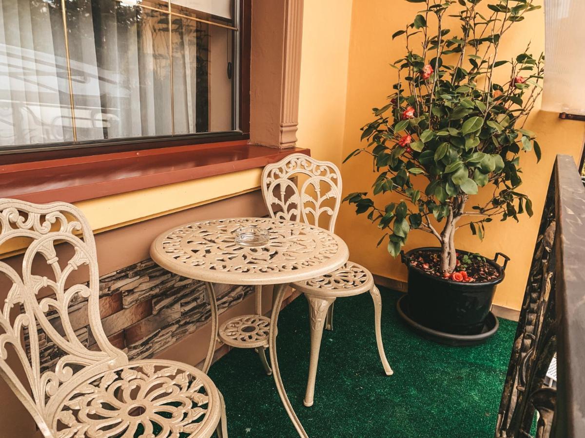 Forsage Hostel Uzhhorod Bagian luar foto