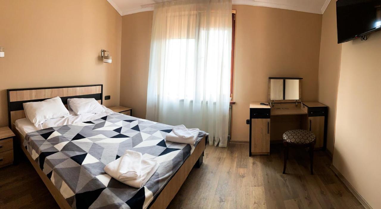 Forsage Hostel Uzhhorod Bagian luar foto